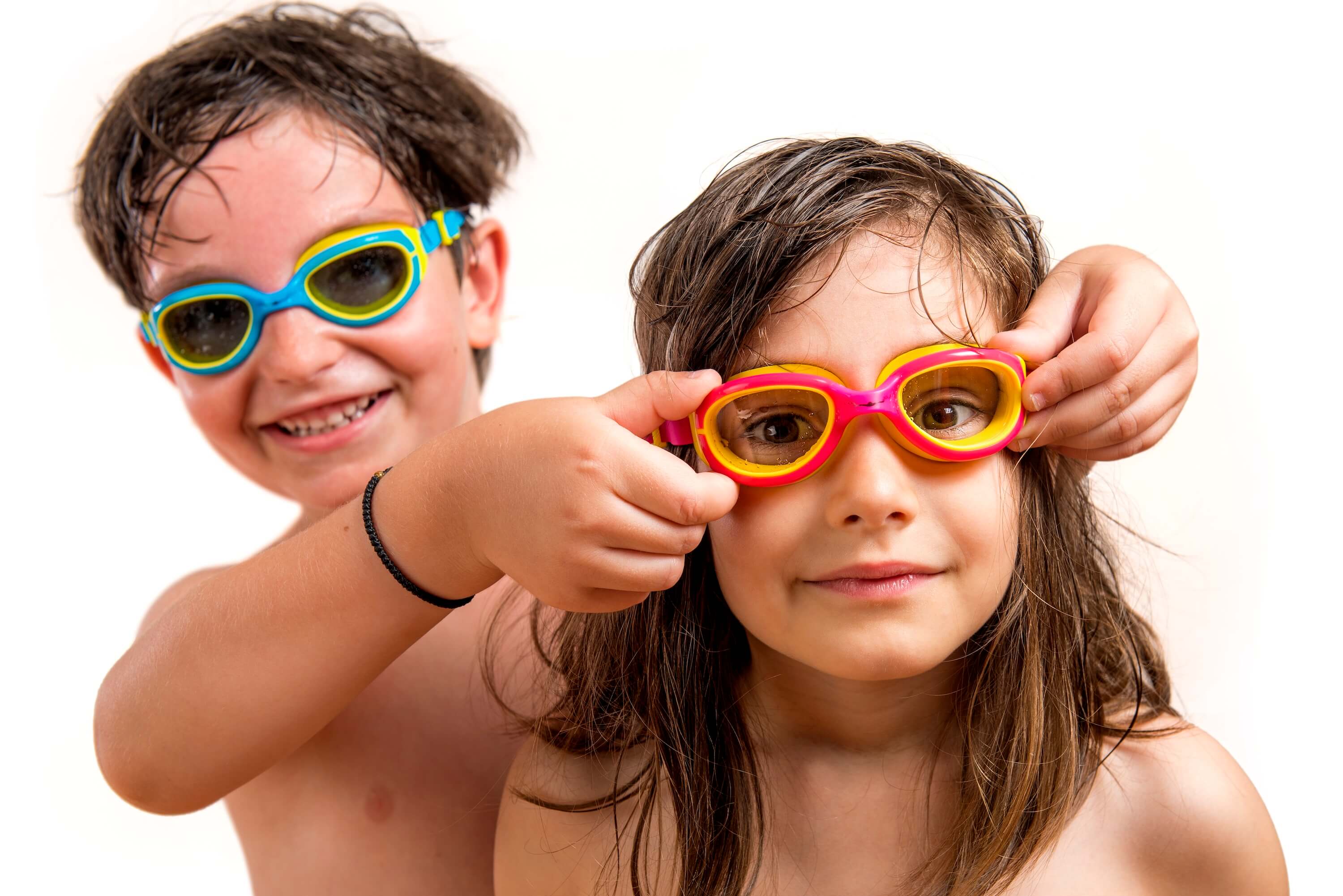 Two kids having fun with AQTIVAQUA swimming goggles – enjoy safe and enjoyable swimming experiences for children